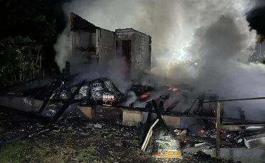 Incêndio destrói casa de madeira em área rural de Criciúma