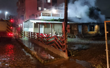 Imóvel abandonado pega fogo em Tubarão