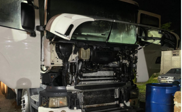 Araranguá: caminhão pega fogo em lavação de veículo