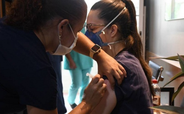 Vacinação em Içara inicia com profissionais do Hospital São Donato