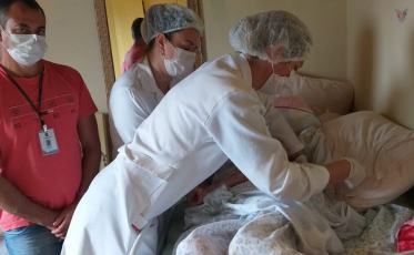 Idosos acamados são vacinados contra a gripe em Forquilhinha