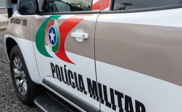 Motociclista morre após ser arremessado em acidente no Morro Estevão, em Criciúma