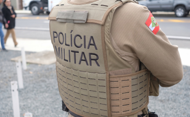 Ataque a tiros em casa de shows deixa policial ferido e termina com dois mortos em Criciúma