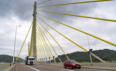 Ponte Anita Garibaldi é reaberta parcialmente após 10 dias 