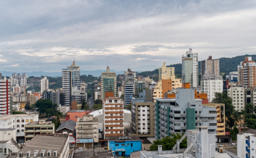 Quarta-feira começa com tempo fechado e chance chuva forte à tarde em Criciúma e região