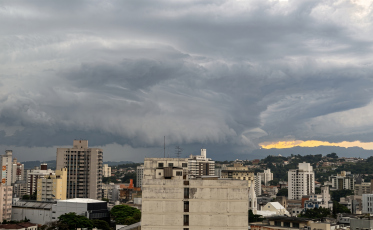 Chuva forte avança e aumenta o risco de granizo, trovoadas e ventos fortes em SC