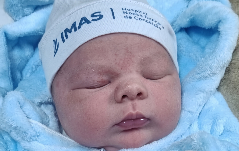 Gabriel nasce com 4,904 kg e se torna o maior bebê do ano em hospital de Tubarão