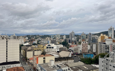 Garoa dá lugar à chuva e frio intenso deve marcar o fim de semana em Criciúma