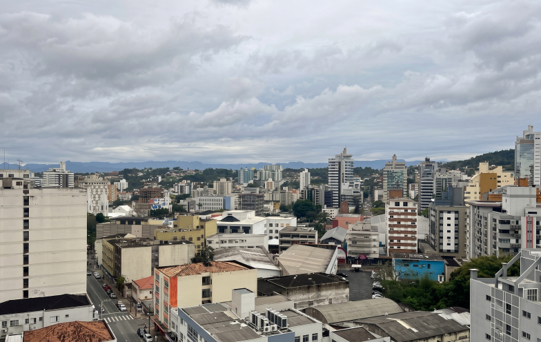 Garoa dá lugar à chuva e frio intenso deve marcar o fim de semana em Criciúma