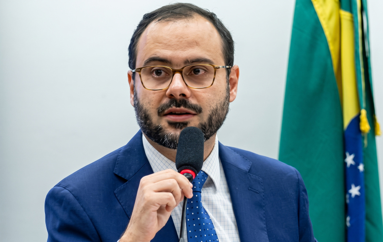 Ministro admite dificuldade do Brasil em manter fábricas ativas diante da concorrência asiática