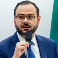 Ministro admite dificuldade do Brasil em manter fábricas ativas diante da concorrência asiática