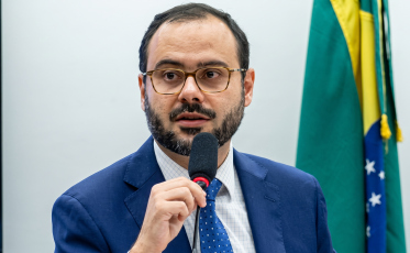 Ministro admite dificuldade do Brasil em manter fábricas ativas diante da concorrência asiática