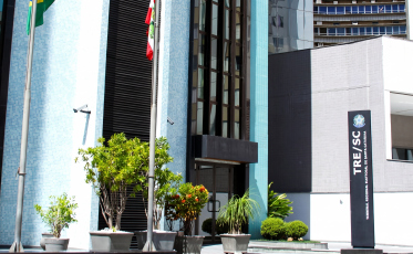 TRE-SC diz que urnas encerradas não reabrem e descarta coleta manual de votos