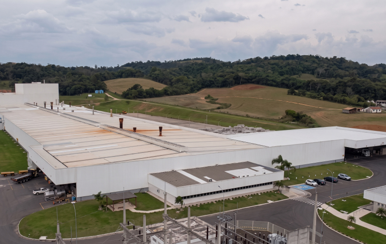 Carmelo Fior busca funcionários e define data para reativar fábrica de porcelanato em Urussanga