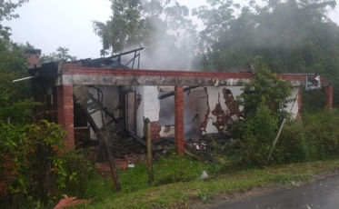Bombeiros combatem fogo em residência abandonada