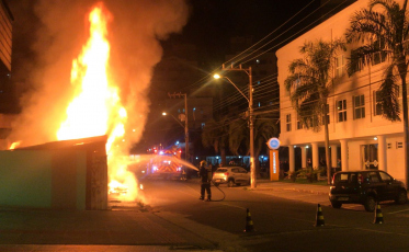 Construção abandonada é destruída por incêndio (Vídeo)