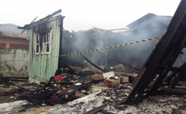 Em Içara, casa é destruída por incêndio