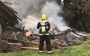 Residência é destruída por incêndio