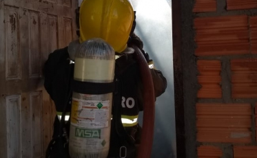 Bombeiros combatem incêndio em residência