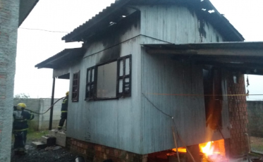 Fogo destrói residência em Içara