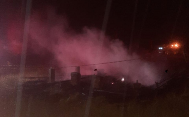 Cabana em construção pega fogo, em Praia Grande