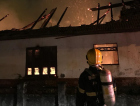 Casa abandonada é consumida pelo fogo
