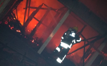 Fogo destrói residência em Imbituba