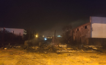 Bombeiros combatem incêndio em pavilhão em Sombrio