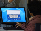 Inclusão digital que ensina idosos a ler e escrever