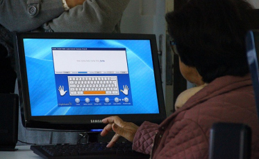 Inclusão digital que ensina idosos a ler e escrever