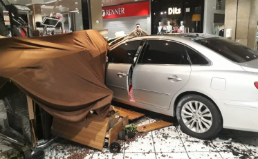 Carro invade shopping e quase atinge segurança (VÍDEO)