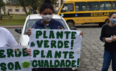 Mudas de ipê são plantadas em alusão ao Dia da Árvore e Dia Nacional de Luta da Pessoa com Deficiência