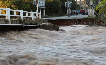 Ponte segue interditada no acesso a Jaguaruna (VÍDEO)