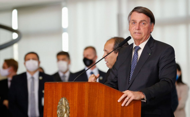 Bolsonaro fala em estender auxílio emergencial até o final do ano