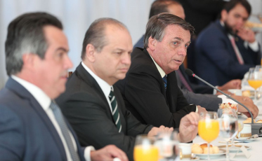 Governo prorroga auxílio emergencial de R$ 300 até o fim do ano