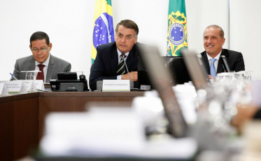 Bolsonaro assina decreto que flexibiliza a posse de armas