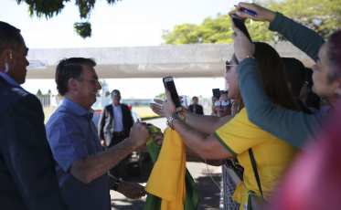 Bolsonaro diz que Legislativo quer deixá-lo como rainha da Inglaterra