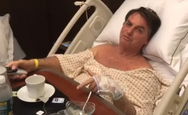 Bolsonaro não tem dor ou febre e vai iniciar fisioterapia, diz boletim