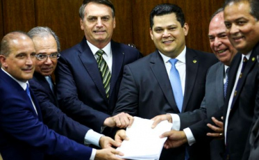Bolsonaro entrega ao Senado PECs do Pacto Federativo