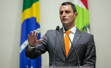 No dia 15, o relatório final da comissão do impeachment