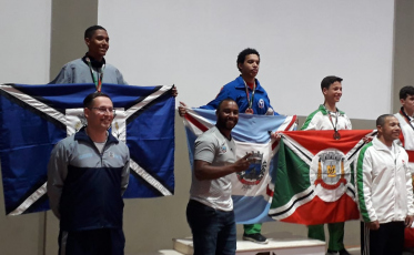 Ouro e bronze para Içara no Karatê