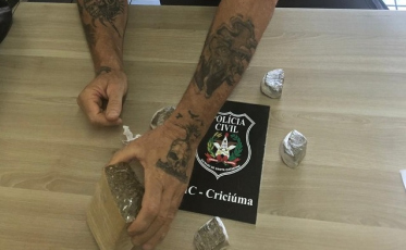 Motoboy que entregava drogas em escola é preso