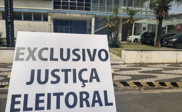 Chefe do Cartório Eleitoral orienta eleitores com dificuldades