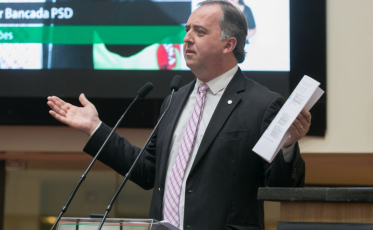 Deputados pedem suspensão de decretos de Moisés 