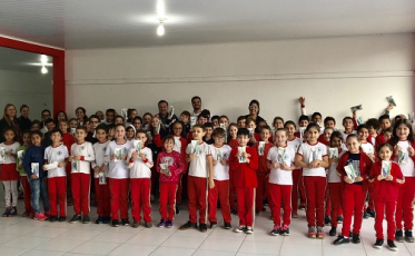 Alunos das escolas municipais de Treviso recebem kits odontológicos