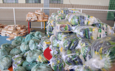 Mais de 8 mil alunos recebem kits de alimentação em Criciúma