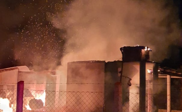 Residência é atingida por incêndio em Laguna