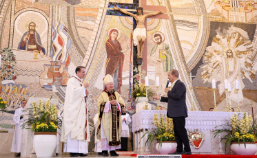 Jorginho Mello participa da missa da Festa da Misericórdia em Içara