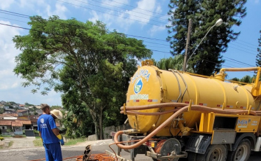 Casan executa limpeza da rede coletora de esgotos nos bairros São Luiz e Michel