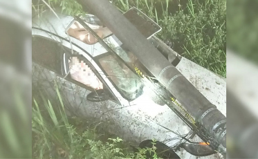Carro cai em córrego e fica sob poste de iluminação após sair da pista em Içara